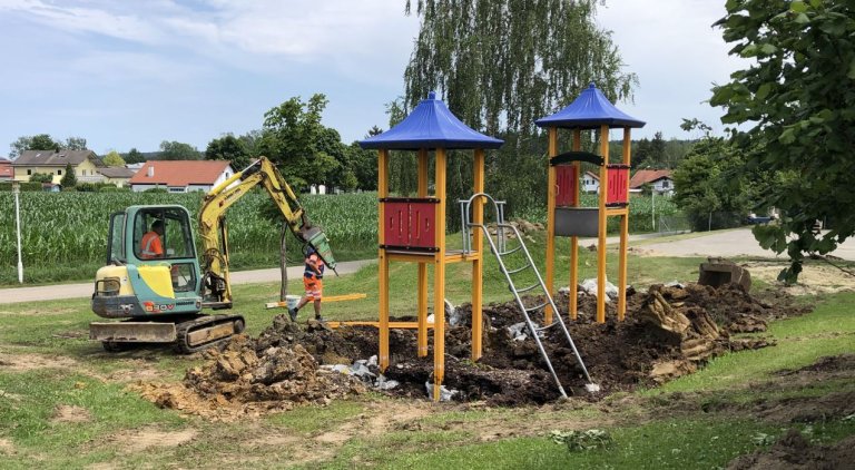 Abriss Spielplatz in Aham Juni 2022